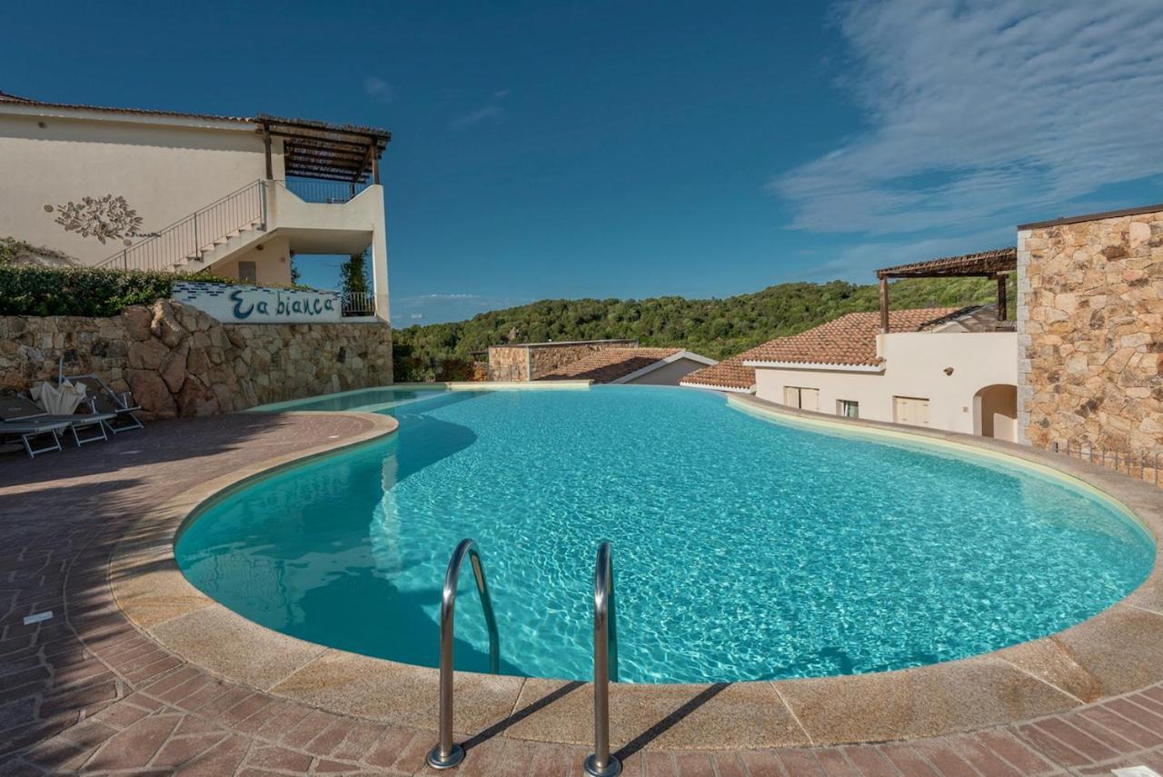 Residence Con Piscina A 4 Km Da Baja Sardinia Cala Bitta Ngoại thất bức ảnh